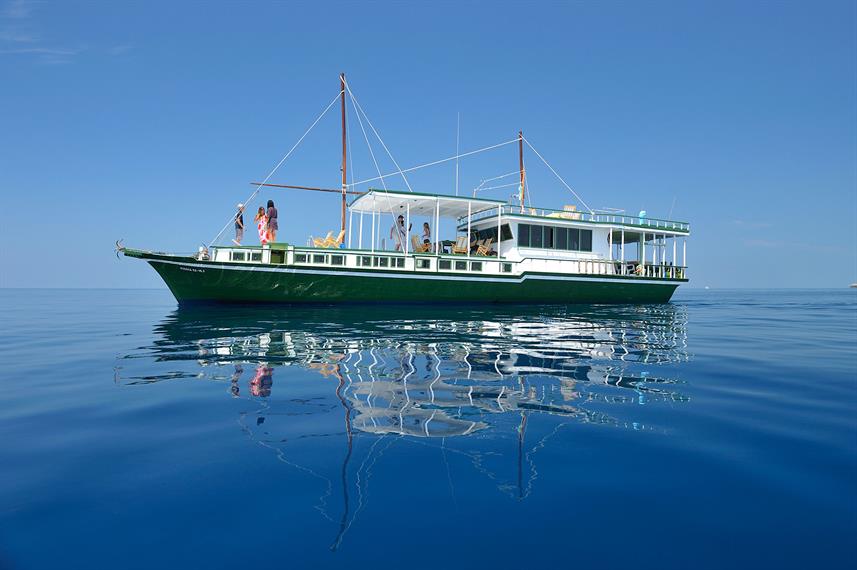 maldives-dhoni-cruise-boat-exteriorw857h570crwidth857crheight570